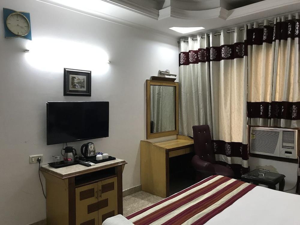 Tjs Royal Hotel Delhi  Exterior photo