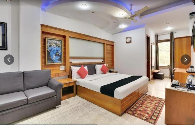 Tjs Royal Hotel Delhi  Exterior photo